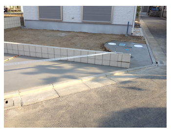 DIYフェンスの土台となるブロック積みと駐車場一台分のコンクリート舗装をお願いしました。