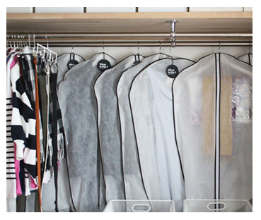 オフシーズンの服は、奥のパイプにカバーをかけて保管。