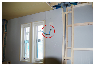 エアコンのコンセントはどの部屋も、本体の上に設置するようお願いしていたのに、下の位置に施工されていました。