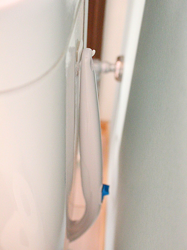 長く愛用している流せるトイレブラシは、タンクの後ろにフックを付けて吊しています。床に置くより掃除がラクに。