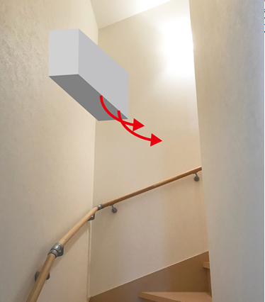 本当は、エアコンが正面を向くように取り付けたいのですが、階段途中に付いている照明があり、やむなく側面の壁に付けることにします。