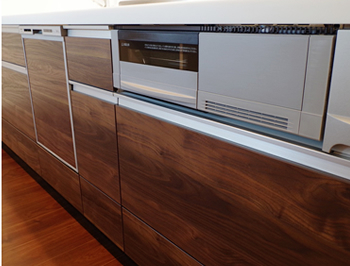 システムキッチンは「リビングステーションＳクラス」というシリーズの木目調の扉材を採用しました。