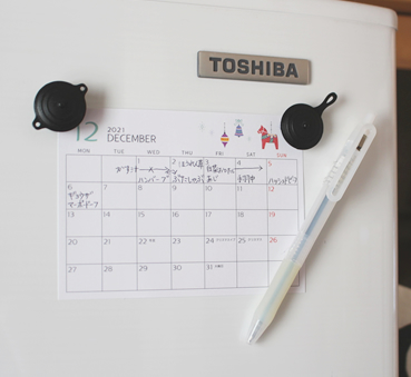（C）冷蔵庫の中の食材を見ながら献立を考えるときに使うペンとカレンダーを冷蔵庫に貼っています。