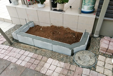 コンクリートブロックでステップを作成。