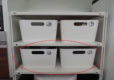 棚の中は4つのボックス。下2つに資源ゴミを。