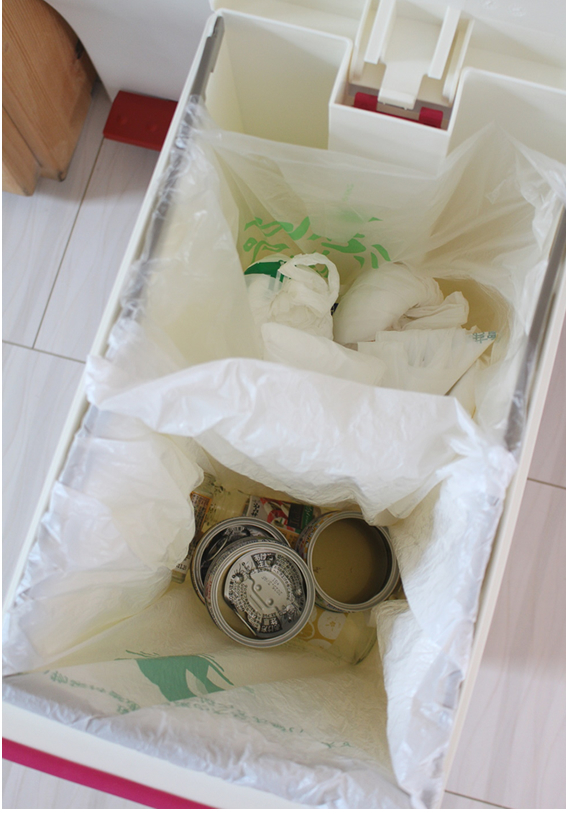 ビン・缶のゴミ袋してして使うレジ袋は、ゴミ箱の中を仕切って入れています。ゴミ箱の半分がレジ袋入れ、半分がビン・缶を入れるスペースです。