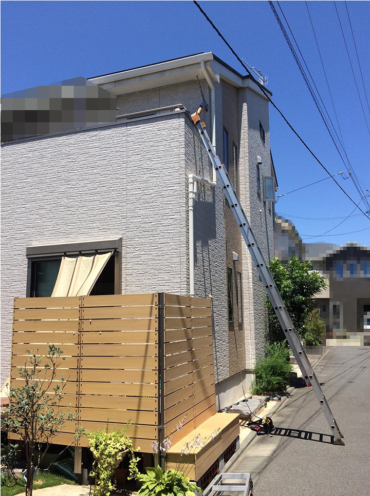 施工時は、屋根に直接はしごをかけて、片手で太陽光パネルを持ち上げていました（第53回）が、今回はバルコニーに一旦上がってから、屋根に登るようです。
家の中から、バルコニーに入ってもらっても良かったのですが、ハシゴを階段にぶつける可能性を心配して、外から登ることにしたようです。
しかし、結局屋根裏を点検するために、ハシゴを持って２階の寝室に上がってもらうことになりました(笑)。