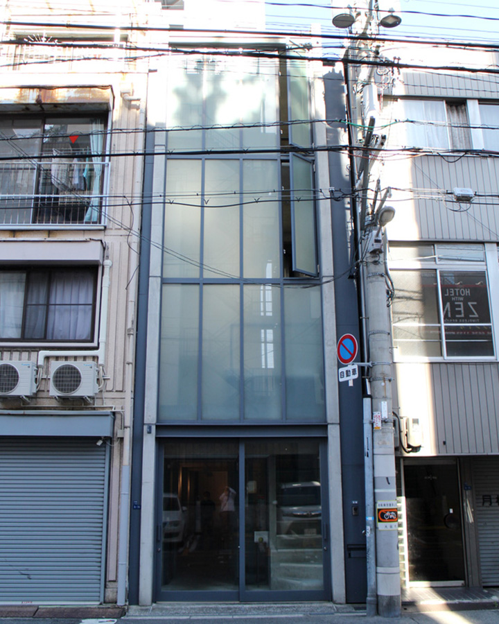「日本橋の家」外観。間口2.9m × 15mの４階建て住宅です。