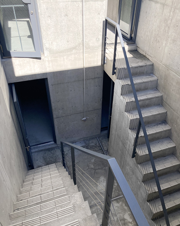 ３階の中庭を４階の息子さんの個室の入り口から見たところ。右側の階段下は、トイレになっています。