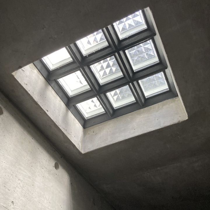 中庭から階下のキッチンに光りが入るように、天井の一部をガラスブロックにすることが安藤氏から提案されました。この採光窓の効果は大きかったそうです。