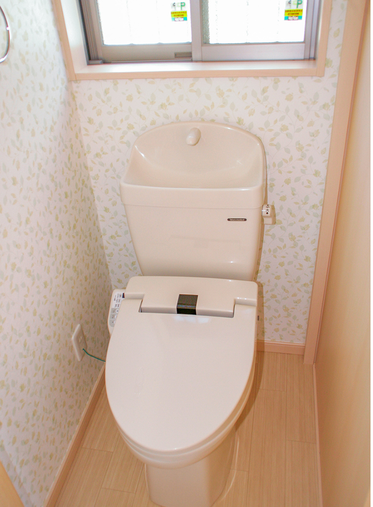 １階トイレのカウンターは、ちょっとした飾りやトイレットペーパーのストック置き場としても重宝していたので、ここが使えなくなるとかなり不便になります。