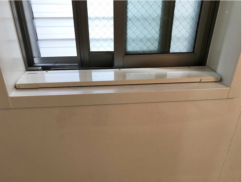 浴室の窓枠には、この下地補強材が取り付けられていました。浴室の窓枠はそのままでは、内窓の重みを支えられないようです。このようなことを知らずに、自分でDIYで取り付けようとしなくて良かったと思います。