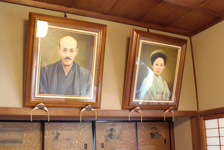 夫妻の肖像画。伊庭家四男の慎吉氏は、フランスに留学し、絵画を学び帰国。後に高校の美術教師や神職、安土村村長等を務める等、多岐にわたって活躍された人物です。