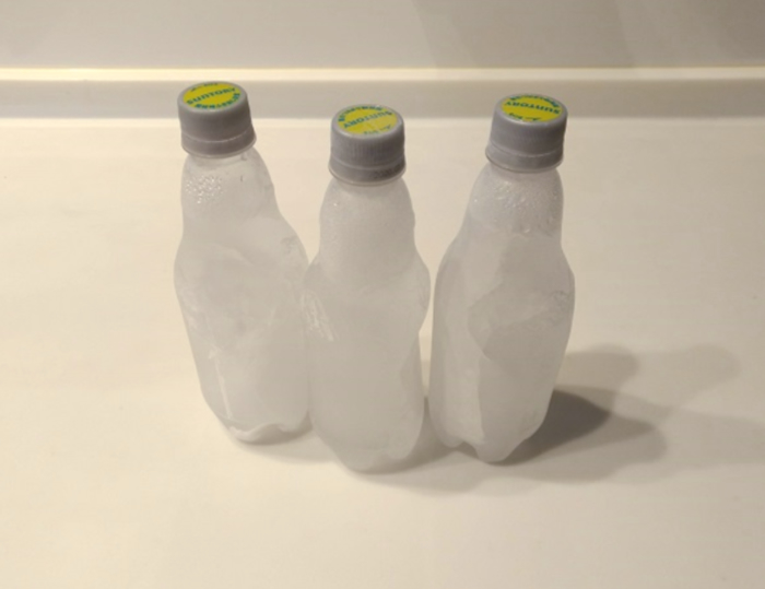 水を入れて凍らせたペットボトルを数本、冷凍庫にスタンバイ（停電時に保冷剤代わりとなります）