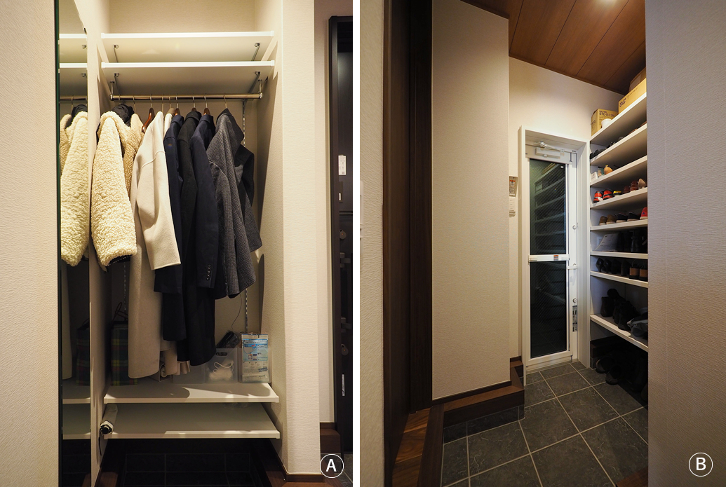 （A）クロークの玄関ドアの近くには、ジャケットやコートを掛けられるスペースを。（B）ガレージの扉近くの棚は、靴収納になっています。