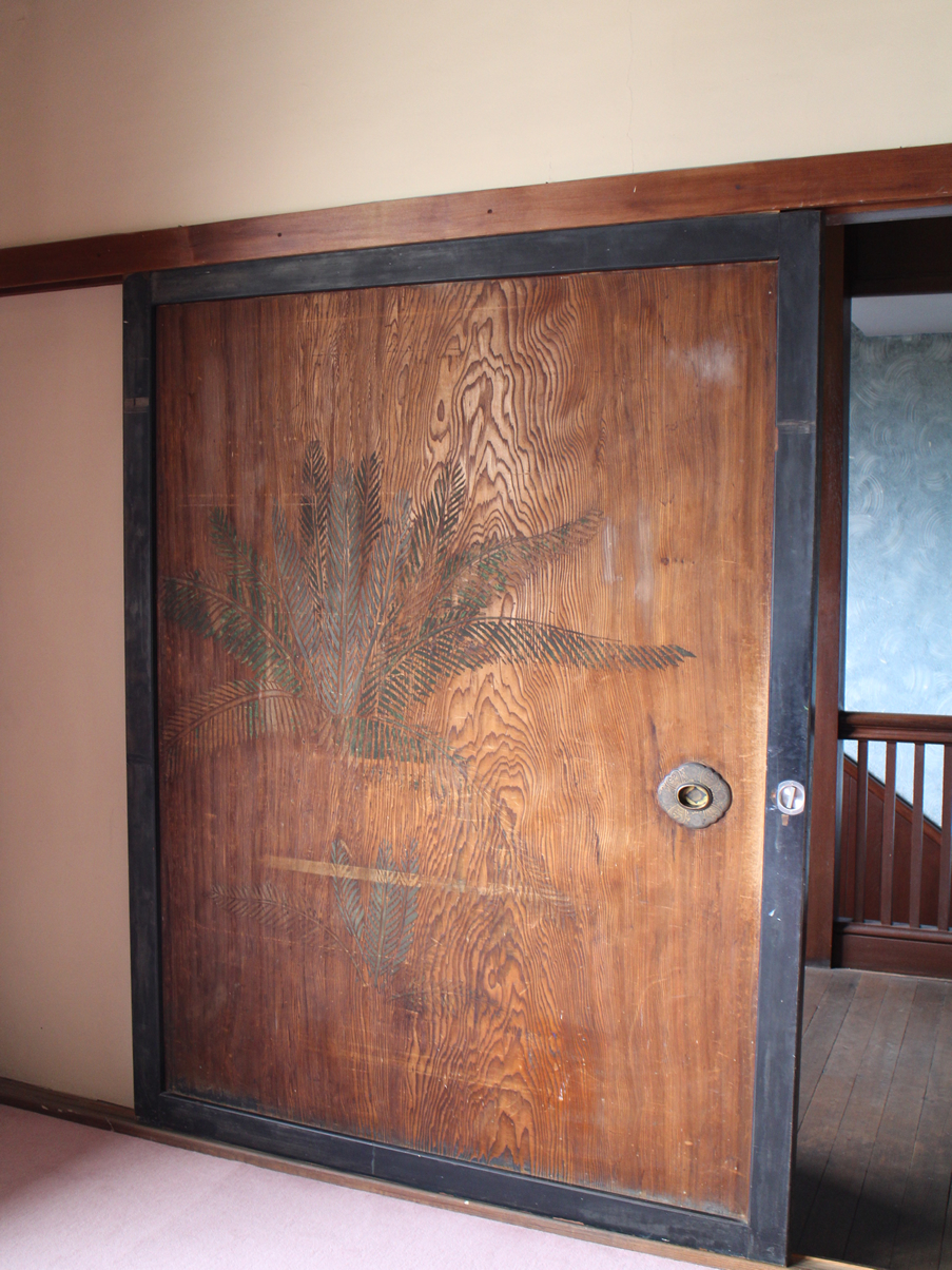 どこかのお寺から譲り受けたと言われている大きな引き戸。ヴォーリズのインテリアに合った気品のある扉です。