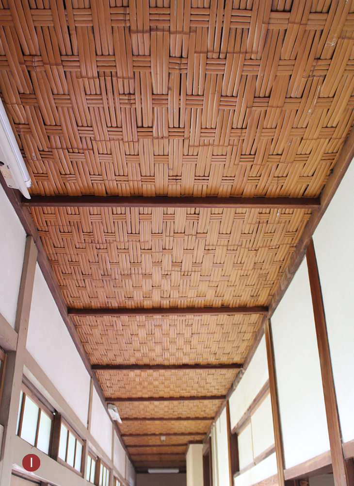 廊下も「網代天井」という手の凝った細工が施されています。この立体的な素材と陰影は、長い廊下歩きながら見飽きることがありません。