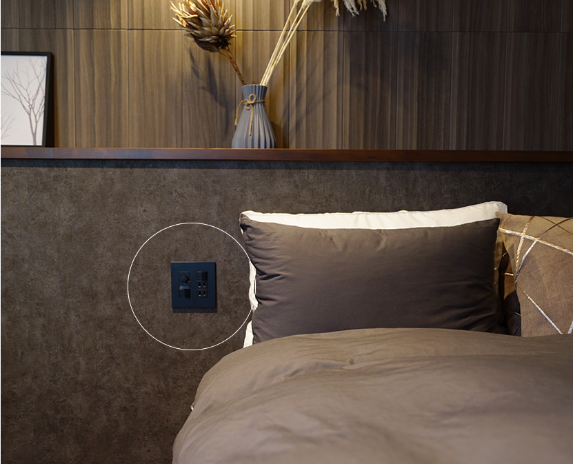 ベッドの両サイドに照明のスイッチとコンセントを設置。