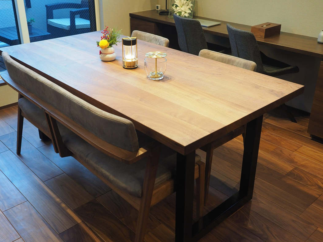 ウォルナット材のダイニングテーブル。床材と同じ木材の「マスターウォール」のものです。厚みは、一番厚いシック41（厚み41mm）を選びました。