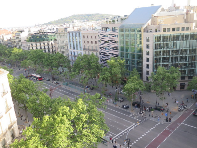 パセオ・デ・グラシア通り。バルセロナの主要大通りの一つで、ファンションブランド店や高級ホテルが建ち並びます。