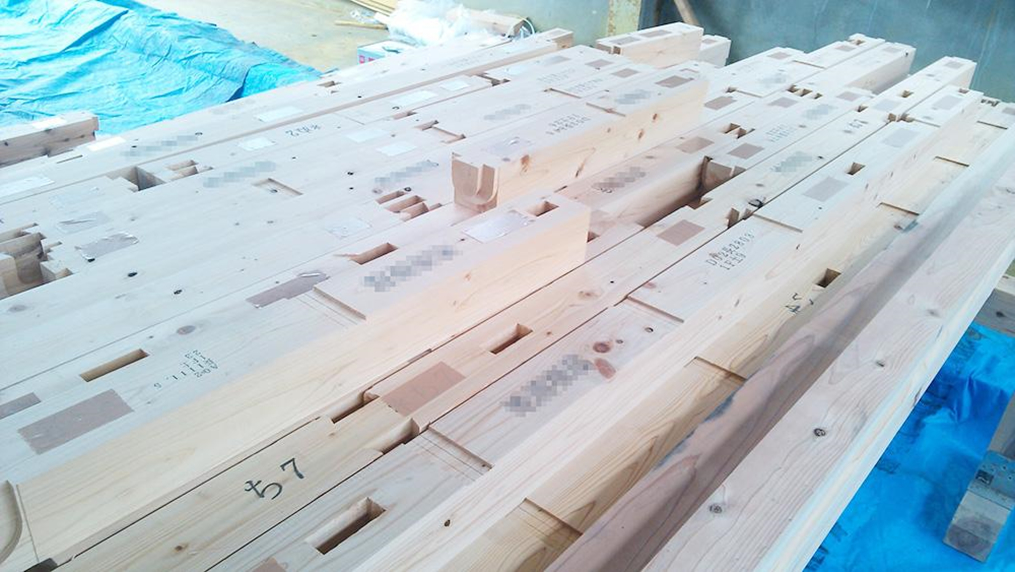 倉庫には大量の木材が。