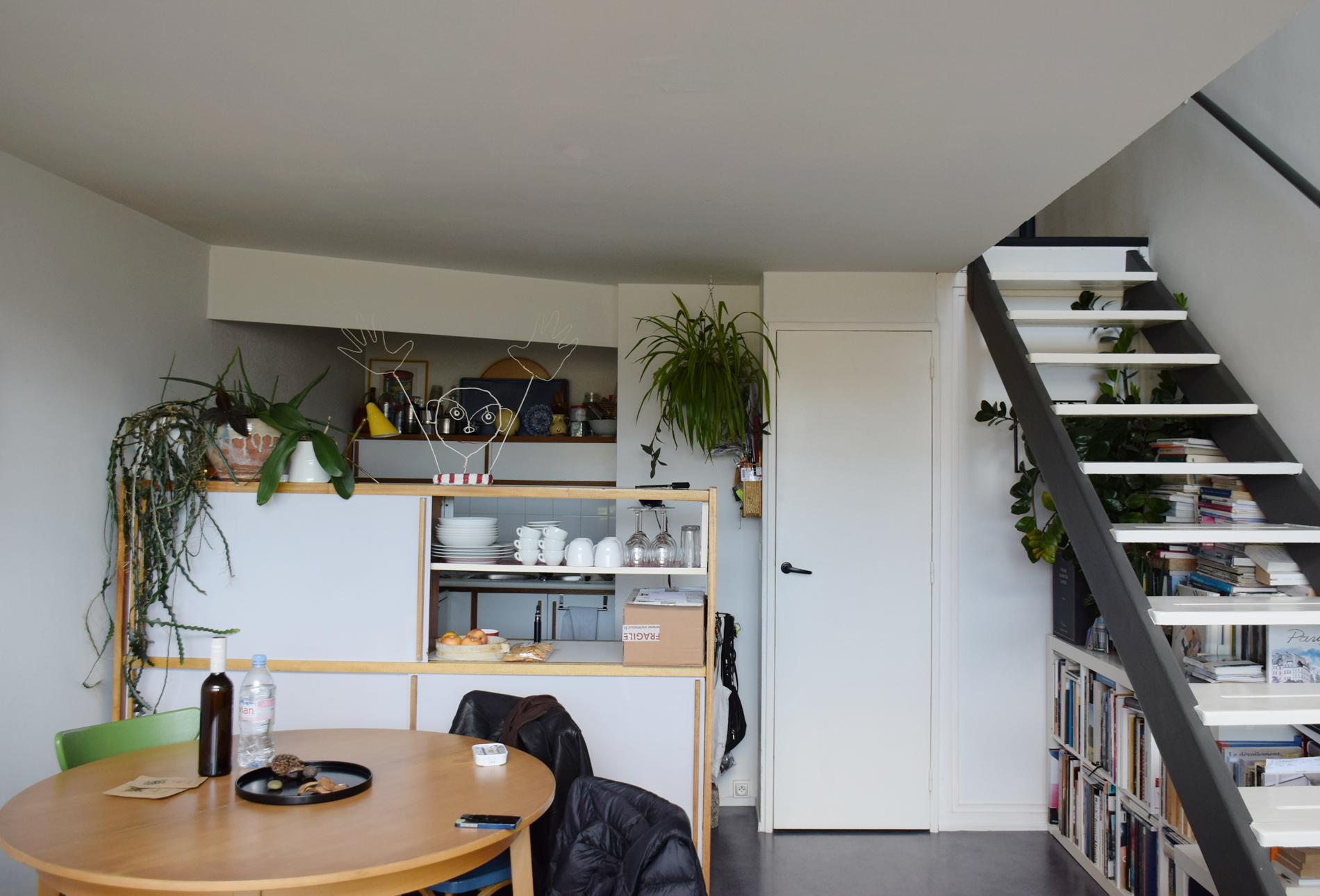 キッチンには、空間を仕切る役目も果たす家具を。階段下も本棚として有効活用している。