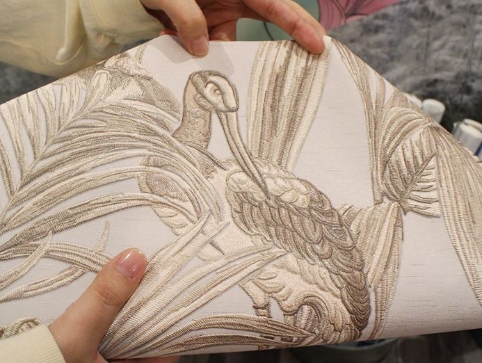 植物と鳥の柄がエンボス加工でまるで布に刺繍されておりように見えます。