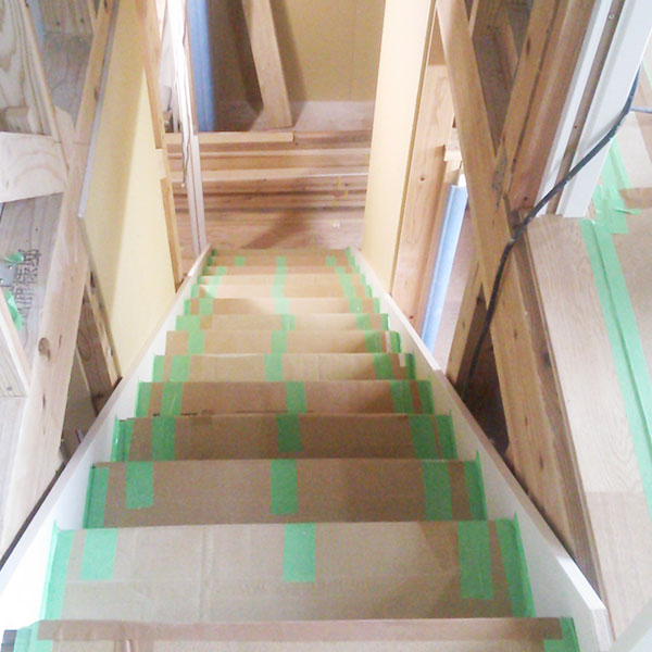 階段は、キッチンと同じウッドワンの製品を採用。