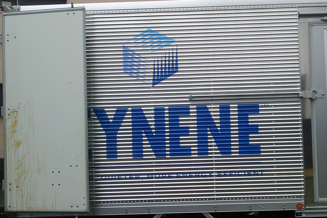 大きく「ICYNENE（アイシネン）」と書かれたトラック。