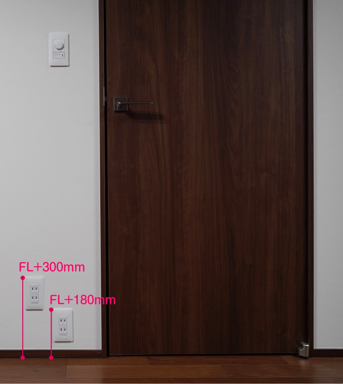 コンセントを標準仕様の床から300mmを180mmに変更しました。