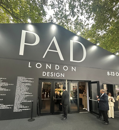 「PAD London」はメイフェア地区のバークレースクエア（公園）で毎年10 月に開催。