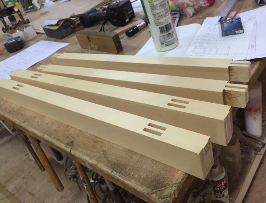 建具屋さんが準備してくれた木材。同じくカウンターのコラボDIYでもお世話になった方です。