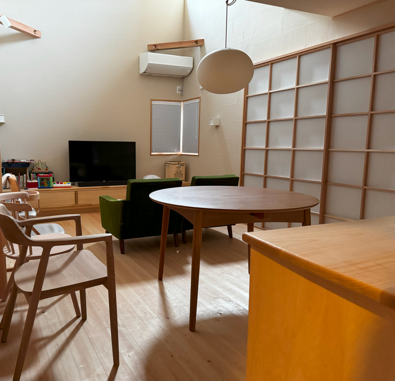 リビング側は吹き抜けになっています。左手にある間仕切収納のまわりを回遊できる動線です。子どもがリビング・ダイニングと廊下をぐるぐる回って遊ぶことも。