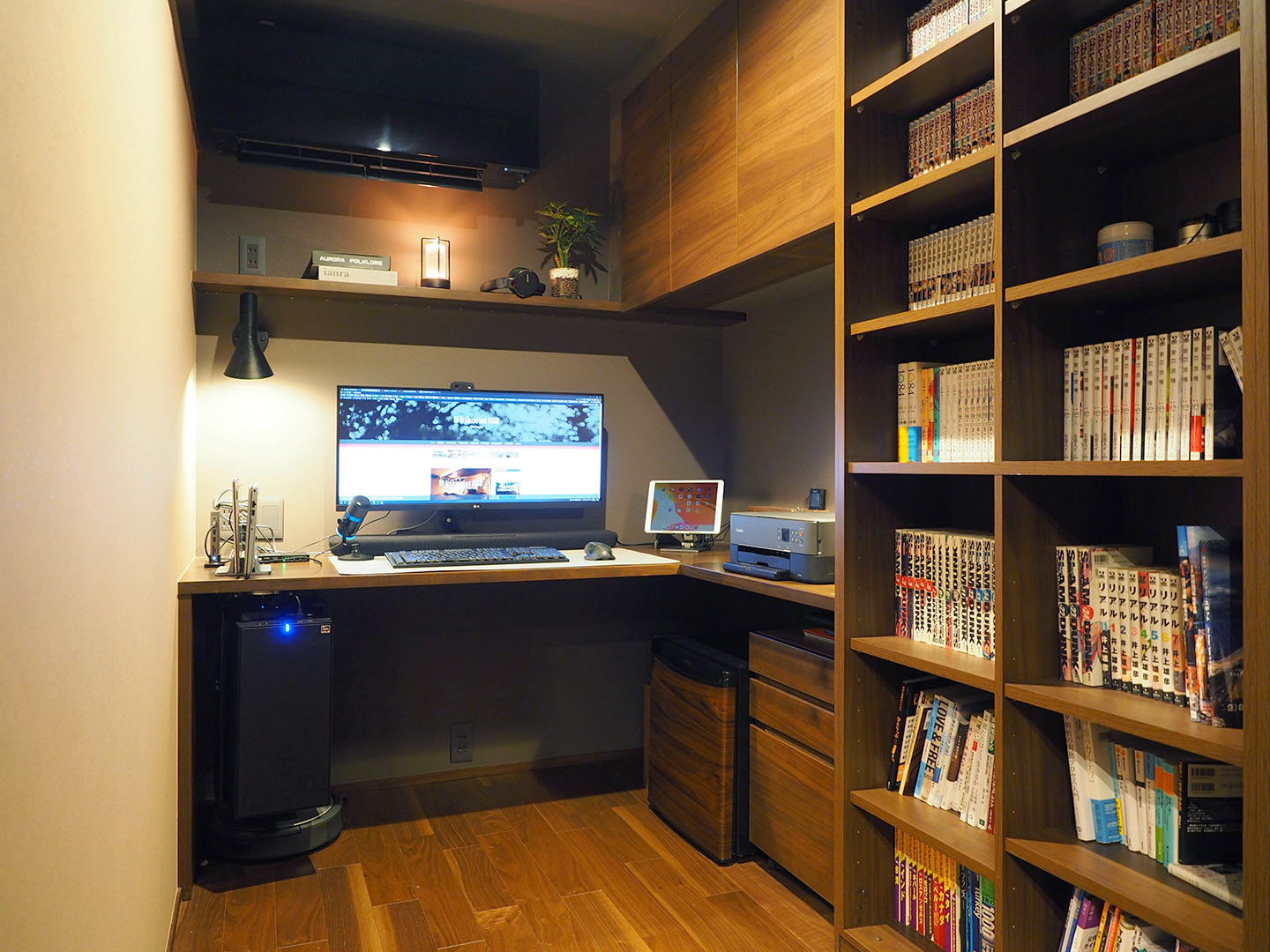 書斎のデスク板と正面の棚はハウスメーカーの造作。本棚はハウスメーカーのオリジナル商品で、棚板に間接照明をDIYで追加しています。