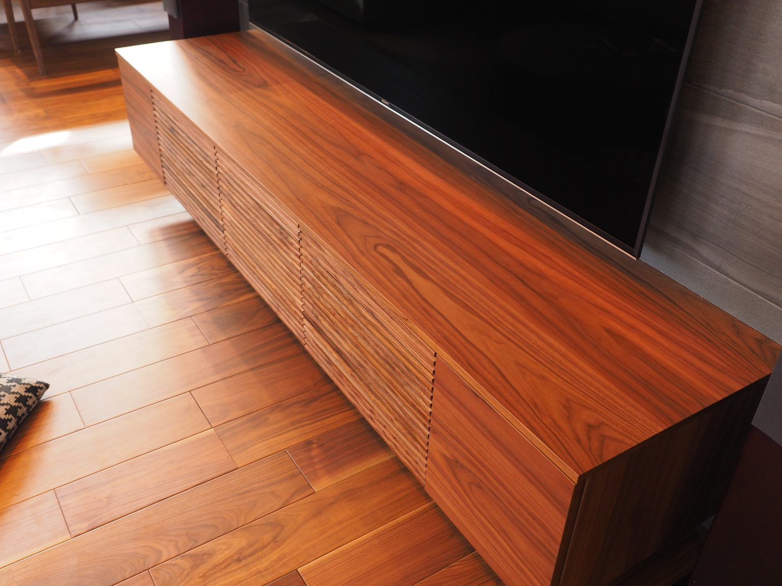 自分たちで見つけた専門の家具職人に製作を依頼したテレビボード。