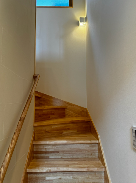 １階の階段上り口。右手（内側）に手すりを付けました。