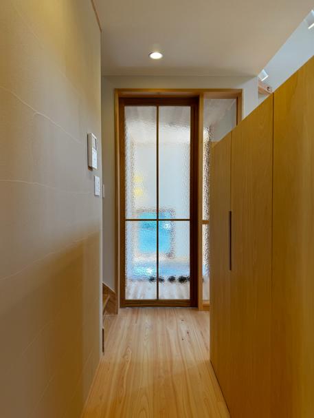 １階廊下の奥から見たところ。左手に階段、手前右側は間仕切り収納。