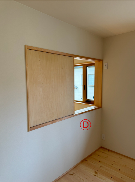 Ⓓ吹き抜けに面した子ども部屋の室内窓は引き戸で閉めることができます。