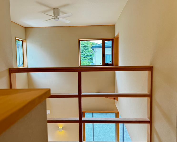 2階には木製の柵を。吹き抜けの開放感を活かしつつ、物が収納できる棚が作れないか思案中です。