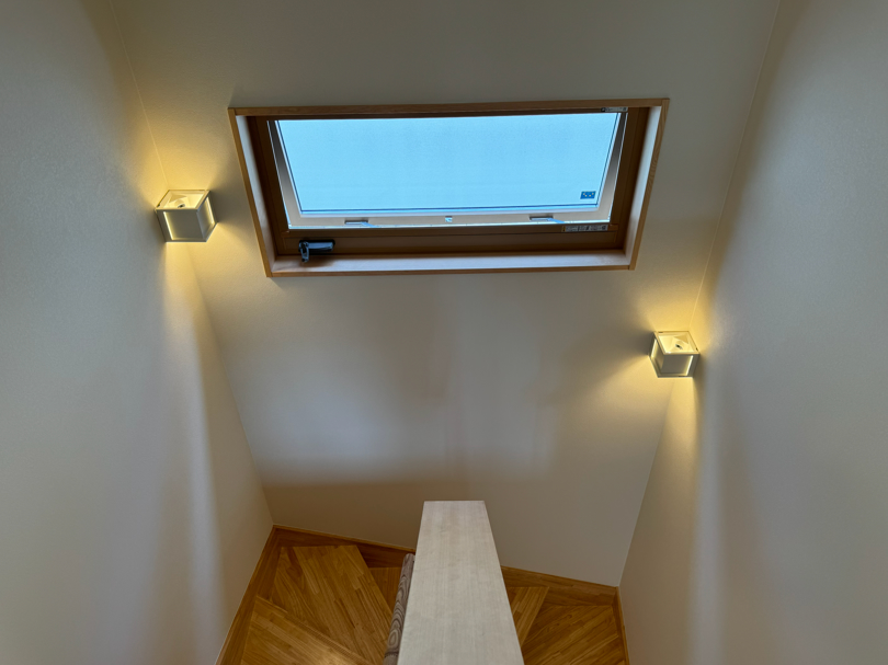 ２階から階段を見たところ。２カ所に照明を設置。