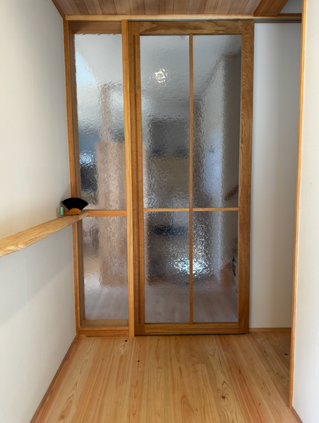 玄関から室内を見たところ。ガラス戸を開けた右手に階段。