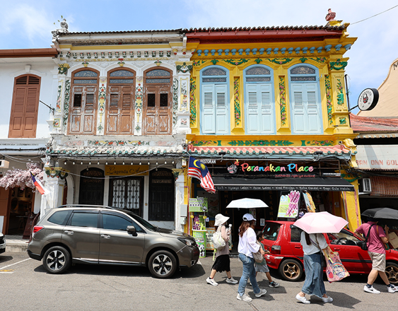 写真③：ヨーロッパのネオ・ゴシック様式やバロック様式の窓枠、中華風の彫刻やレリーフが混在プする、プラナカン屋敷。