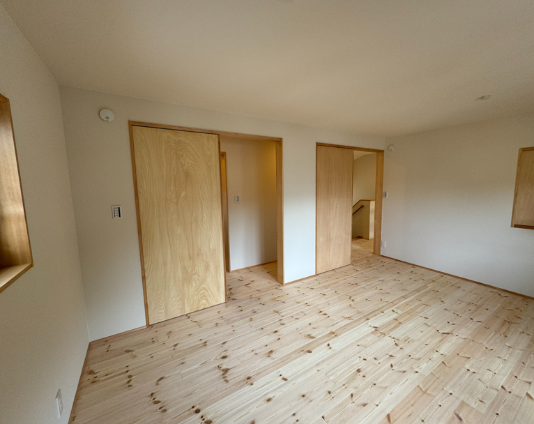 子どもが使うようになるのは、かなり先になるため、普遍的なもの、コンセントと引っかけシーリングのみ取り付けておくことにしました。