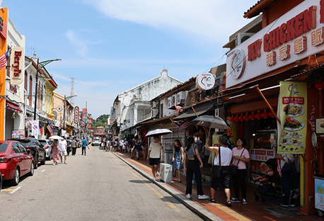 写真②：マラッカのショップハウスが集まる通り。