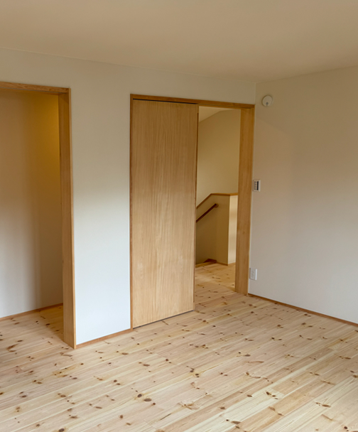 階段を上がって吹き抜けを見下ろすホールすぐ横に子ども部屋があります。２階は３居室＋ファミリークローゼットがありますが、子ども部屋は、一番日当たりの良い南側に10畳の広さで配置しました。