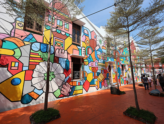 鮮やかでポップな色彩が使われており、SNS映えするフォトスポットとして人気のマラッカのウォールアート。