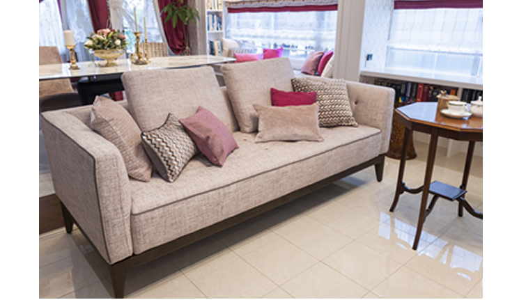 写真⑤-1：ソファ上のクッションのカラーを、生地の素材違いの同系色でまとめて、同室のカーテンとのカラーバランスを考慮しています。
