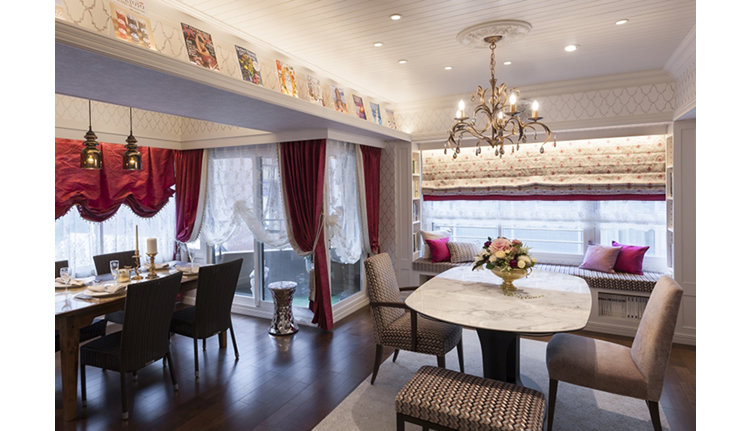 写真⑤-2：同じ空間にあるプレーンシェードの裾に、同じローズレッドのアクセントを。