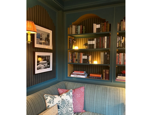 写真⑥：上品なグリーンカラーの塗装壁。