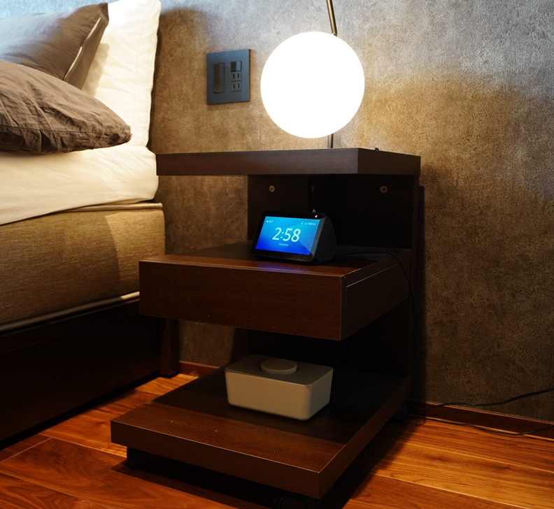 寝室には、Echo show 5。現行のEchoシリーズには、ディスプレイなしのモデル（価格が高い順にEcho Studio＞Echo dot Max＞Echo Spot＞Echo dot）、ディスプレイ付きのモデル（価格が高い順にEcho Show 15＞Echo Show 11＞Echo Show 8＞Echo Show 5）があります。